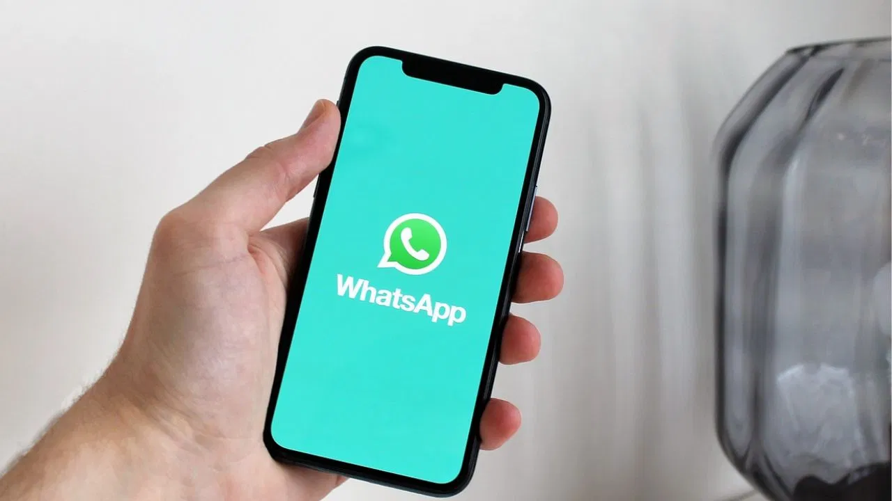 WhatsApp 23.10.0.70 beta for iOS adds a Message editing feature